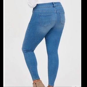 Torrid Jegging Super Soft Eco Medium Wash - tall